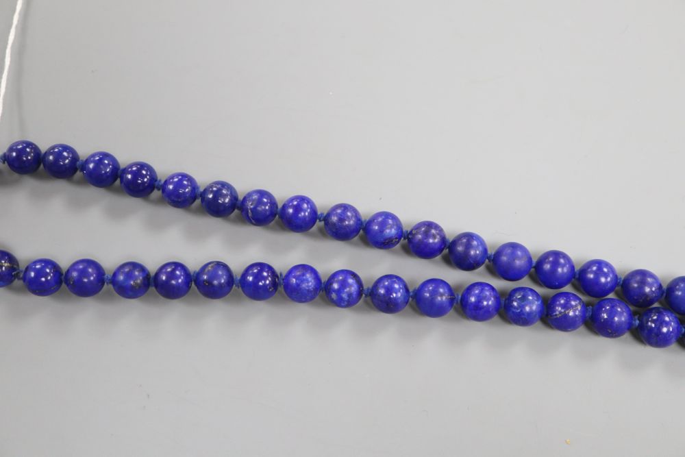 A lapis lazuli circular bead necklace, 92cm.